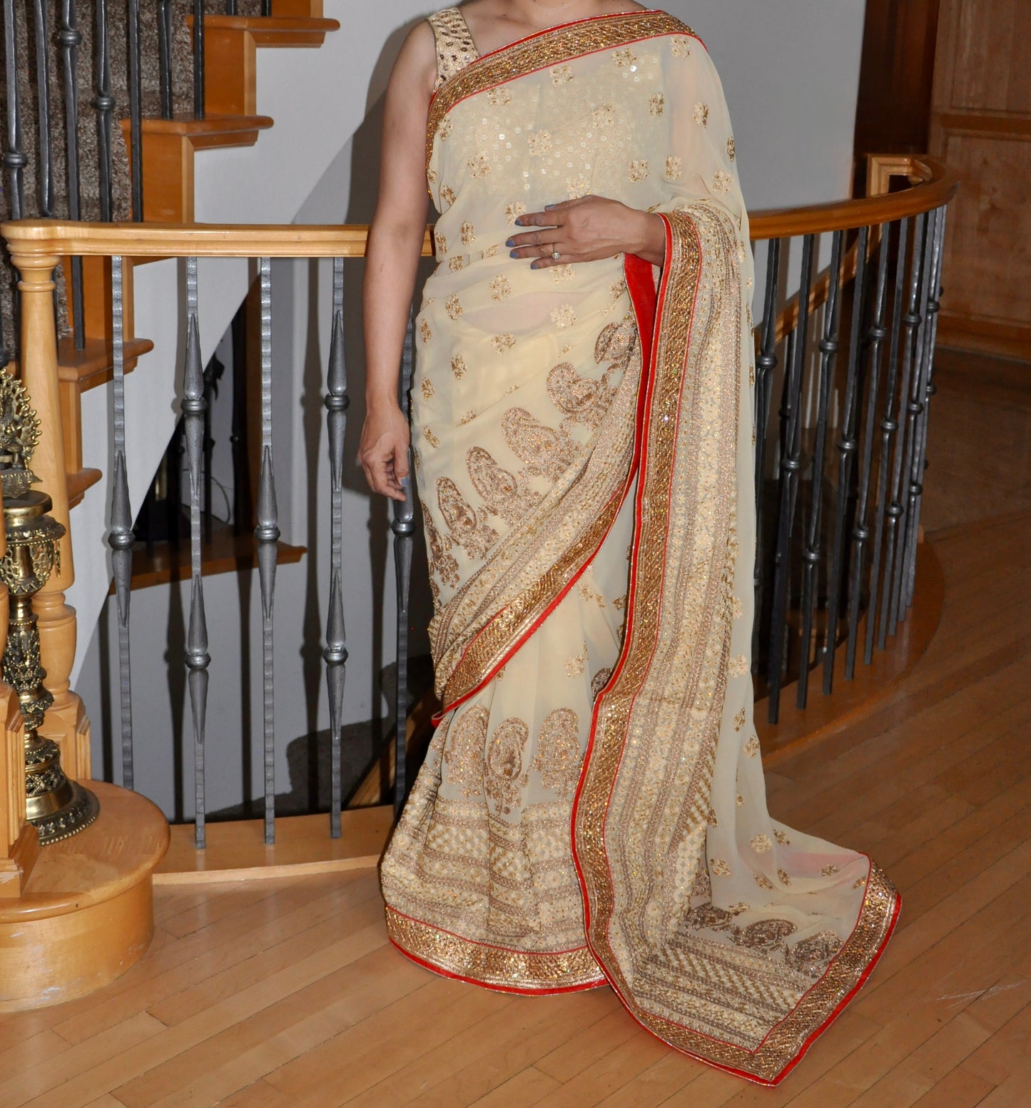 Cream & Gold Saree with Red Accents – Elegant Traditional Drap